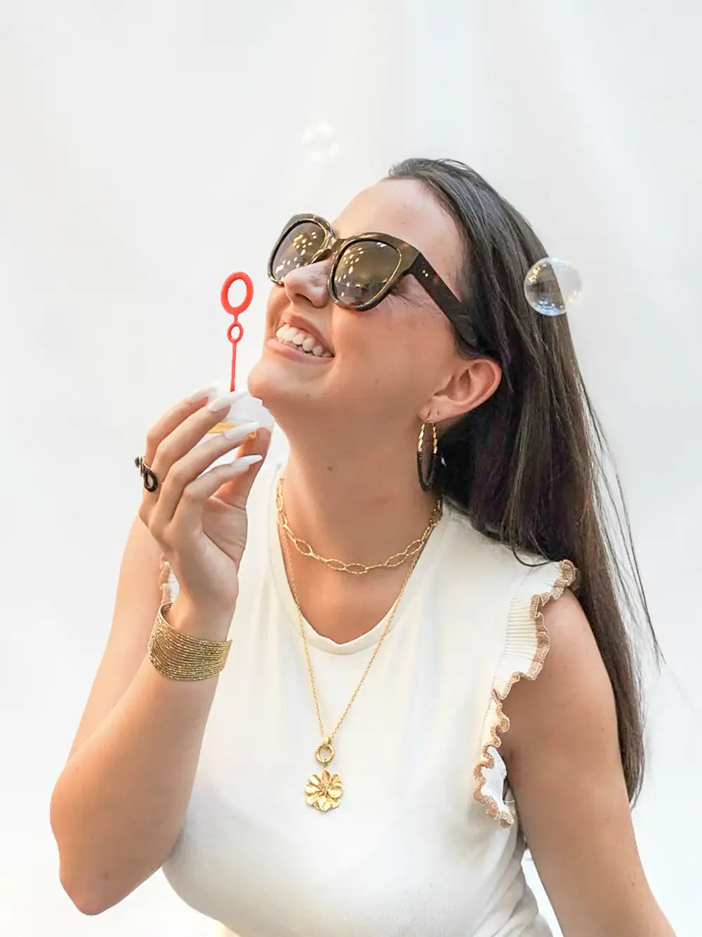 femme portant des bijoux dorés de qualité de marque française