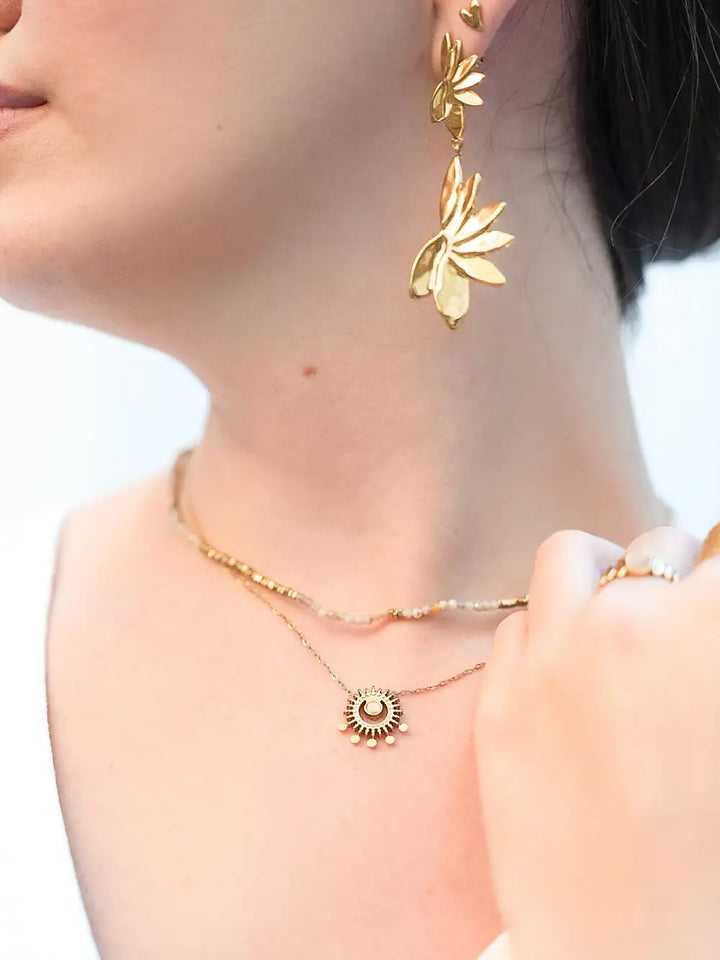 femme portant des grandes boucles d&