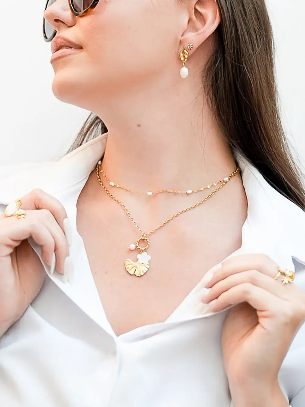 Collier doré avec pendentif feuille de ginkgo et fleur blanche