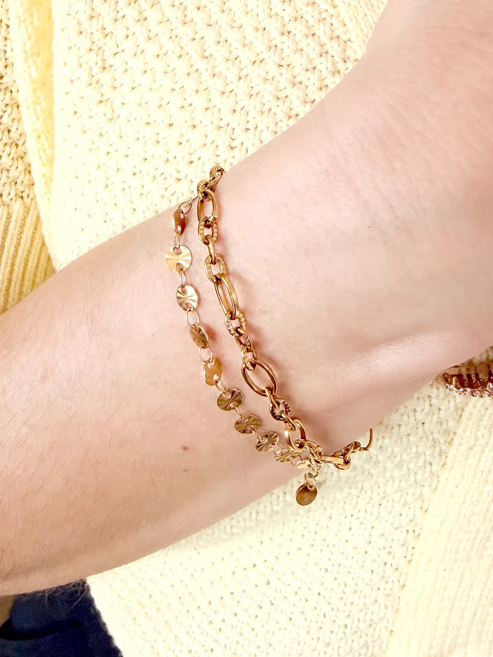accumulation de bracelets à chaîne dorés en acier inoxydable de qualité