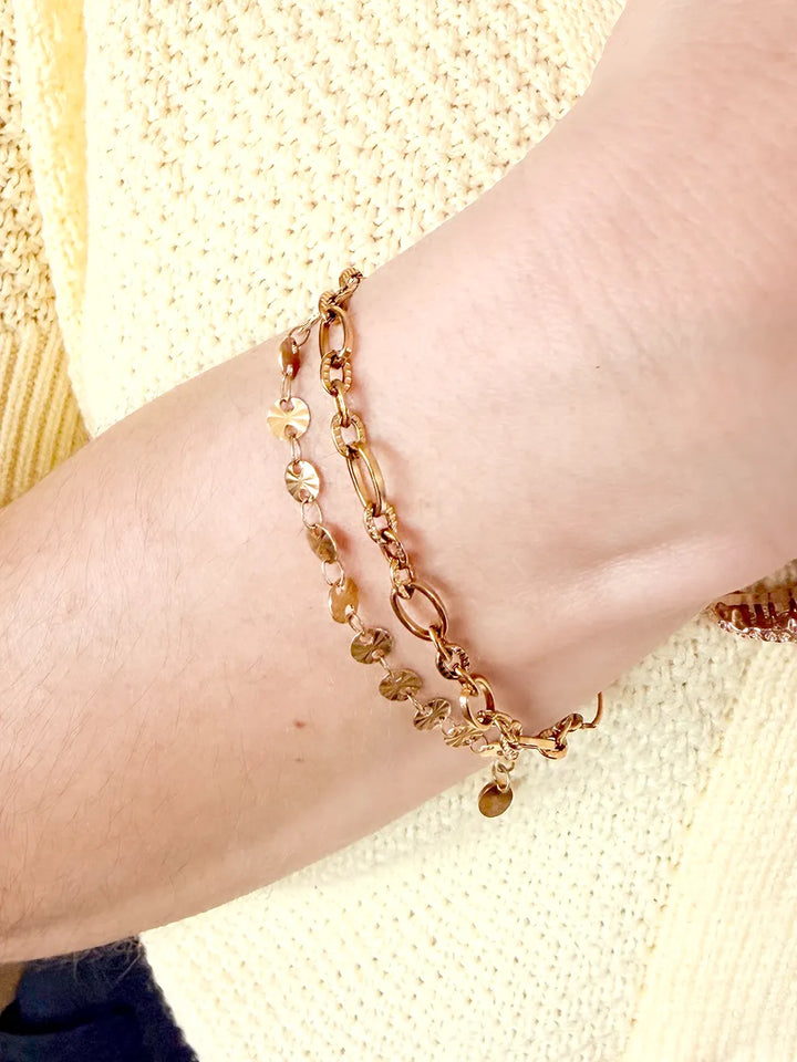 accumulation de bracelets à chaîne dorés en acier inoxydable de qualité