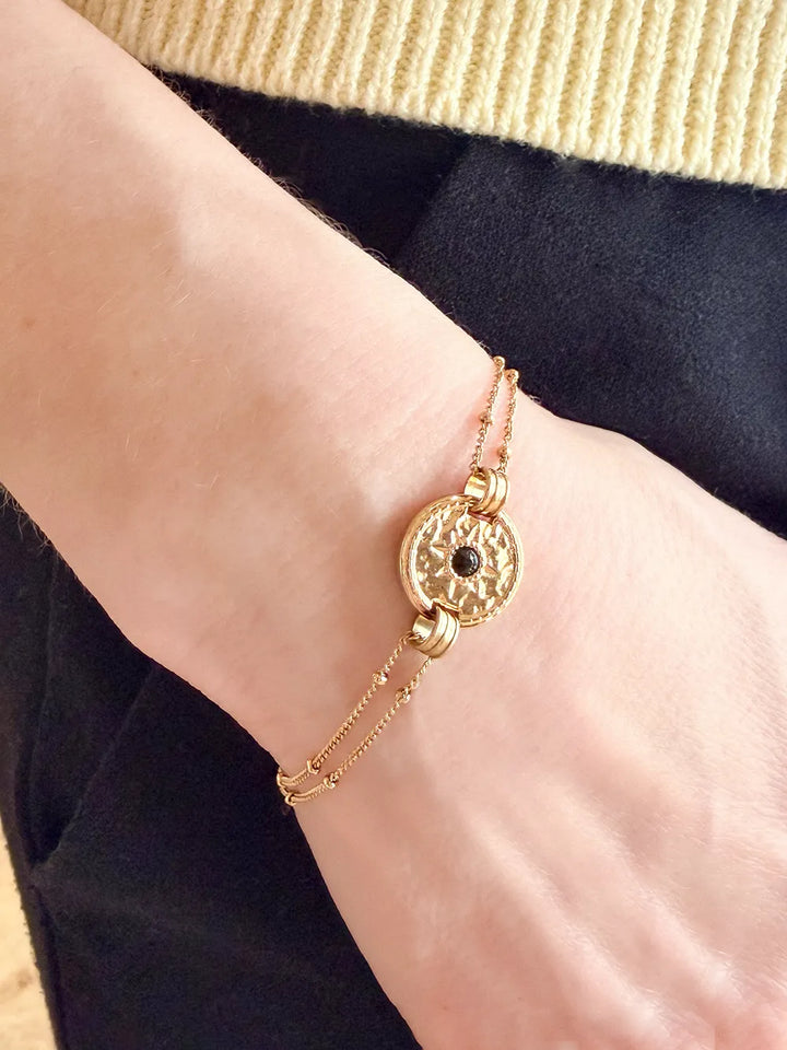 bracelet femme avec double chaîne et médaillon avec soleil gravé et pierre noire