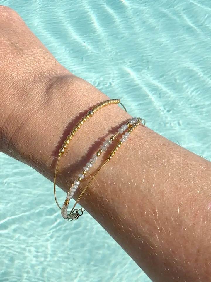 Bracelet triple jonc doré perles noires – Acier inoxydable