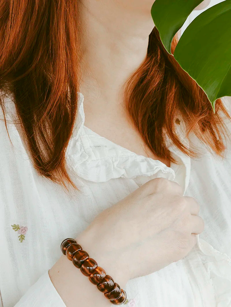 Bracelet femme perles en résine élastique de couleur ambre