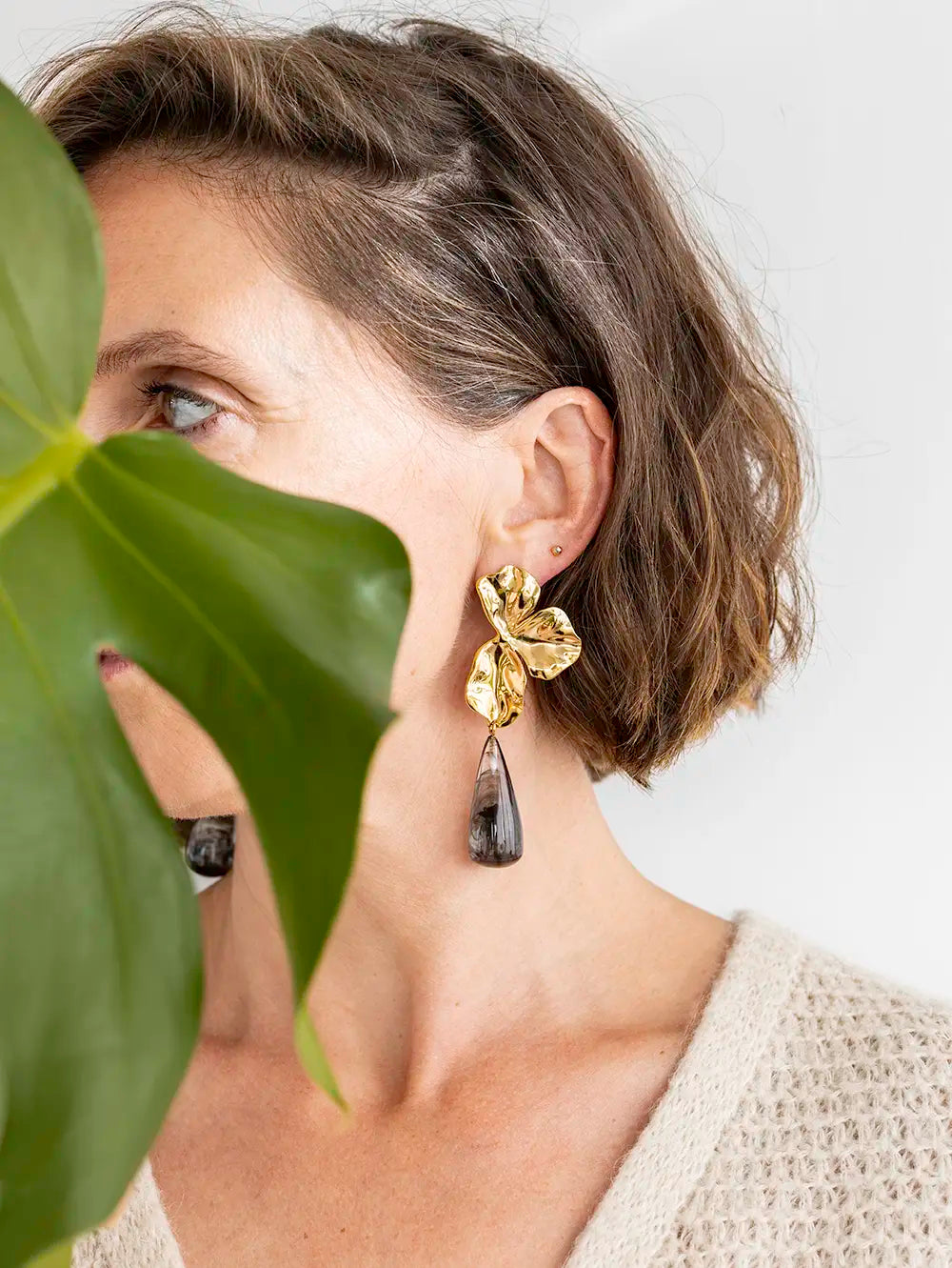 grandes boucles d'oreilles pendantes feuilles et goutte résine grise