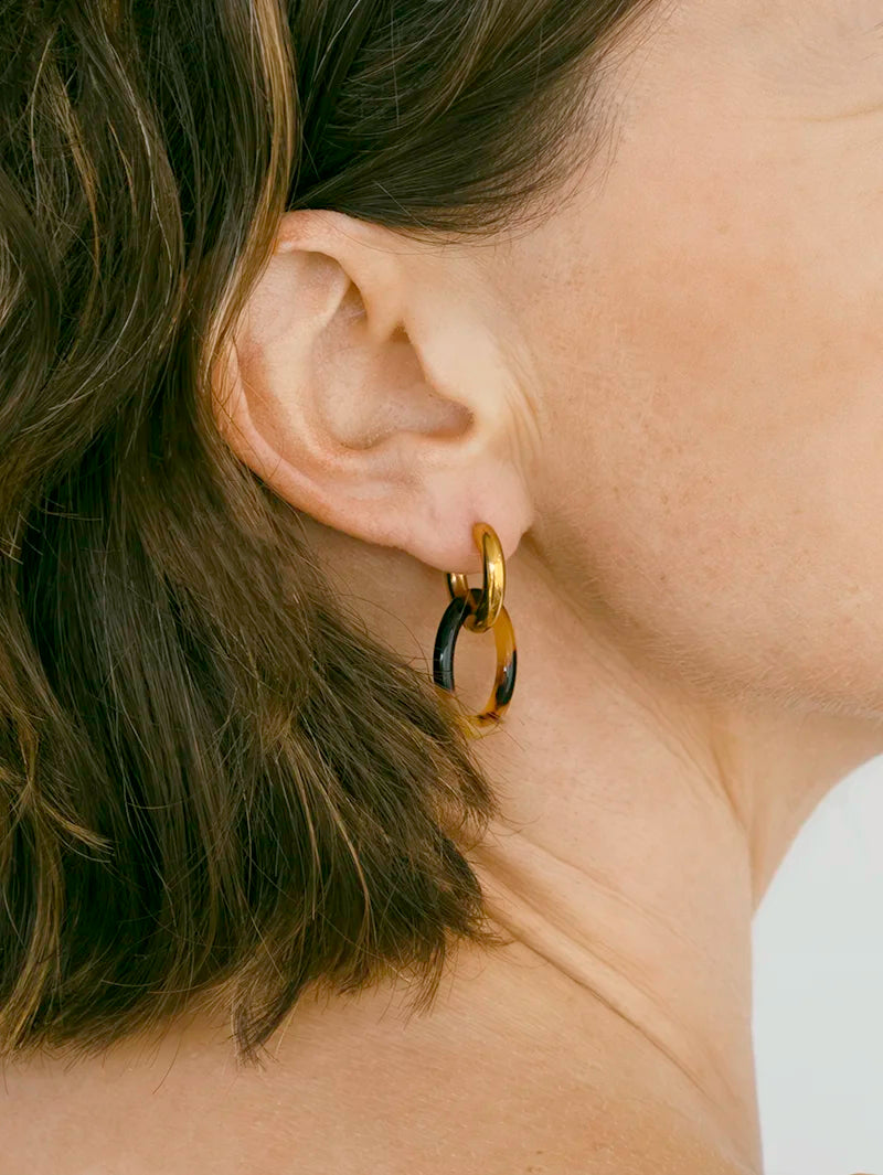 Boucles d’oreilles créoles entrelacées doré et résine marbrée