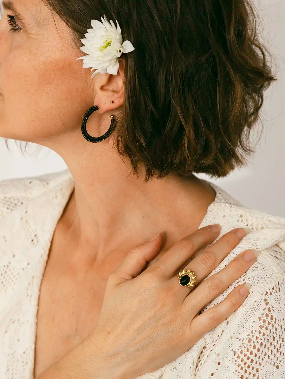 créoles tissage perles noires fait main et bague pierre noire