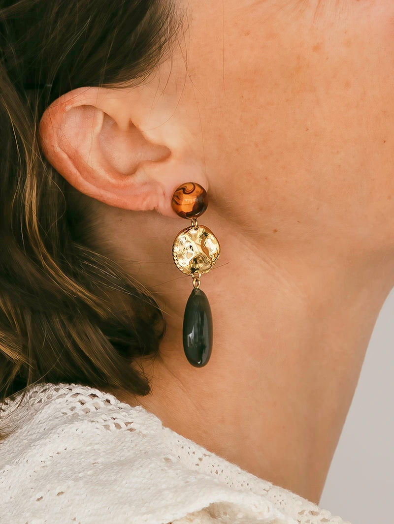 Boucles d’oreilles pendantes ambre doré et goutte verte