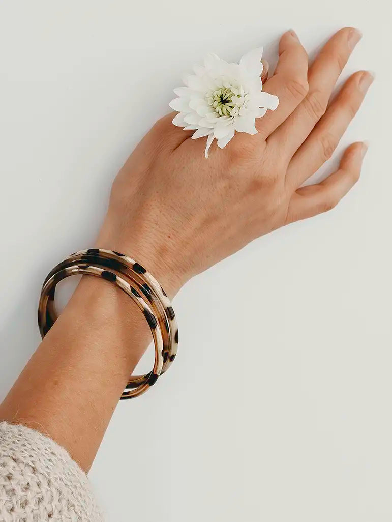 Bracelet joncs fin motifs léopard en corne de buffle naturelle