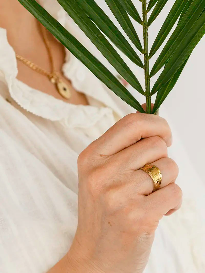 Bague vague martelée dorée en acier inoxydable de qualité