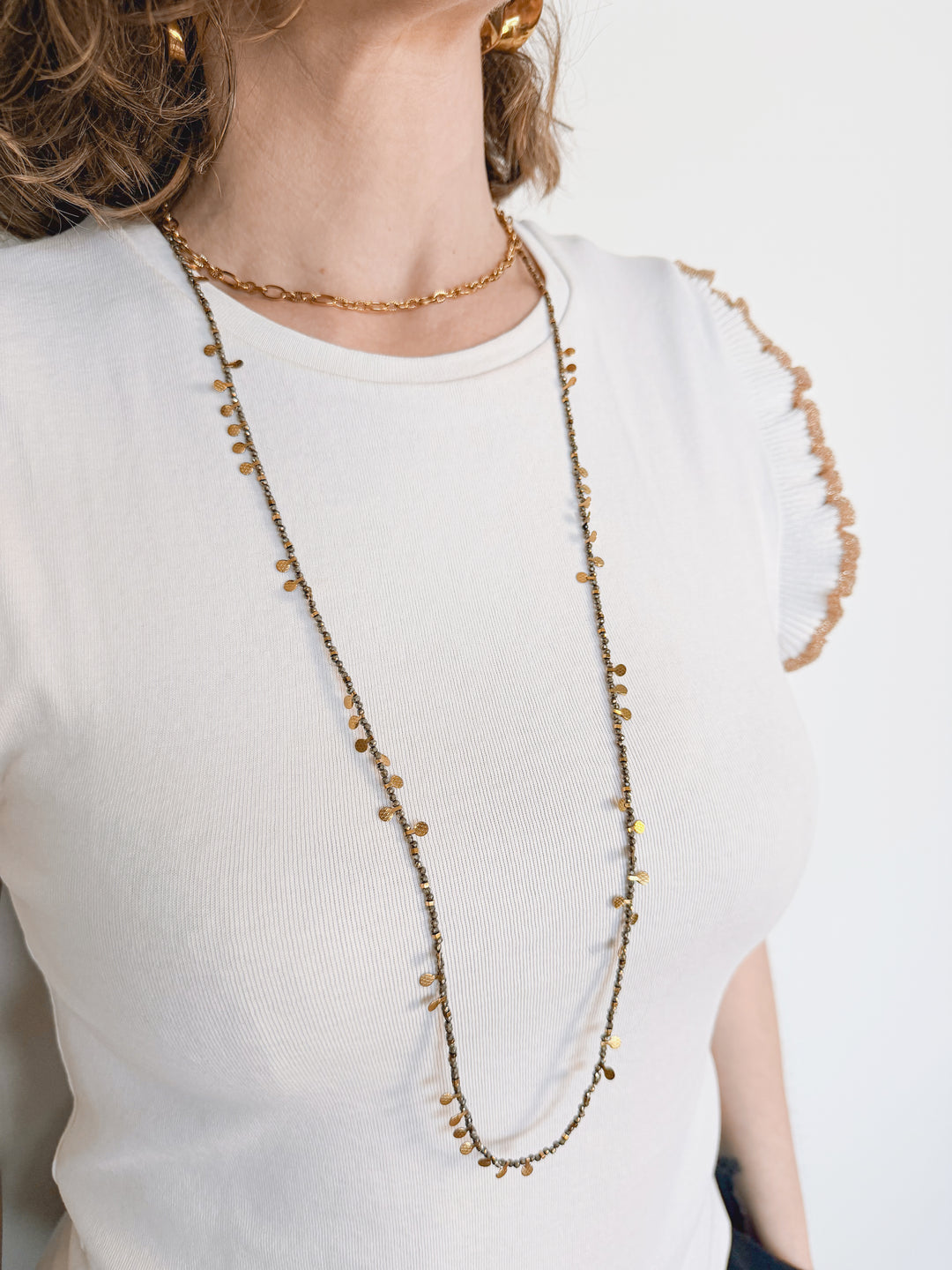 Collier long en perles blanches avec pampilles dorées et chaine doré simple