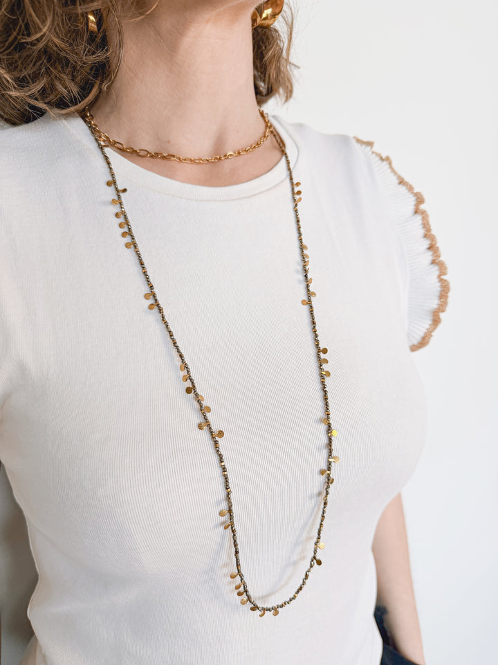 Collier long en perles blanches avec pampilles dorées et chaine doré simple