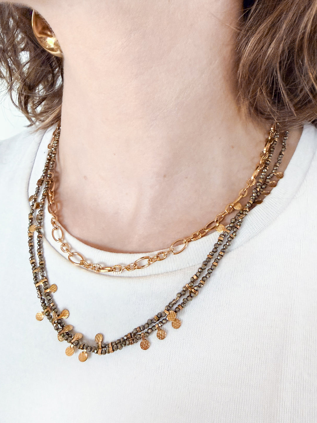 Sautoir perles marron et pampilles dorées porté en double rang et collier chaîne dorée