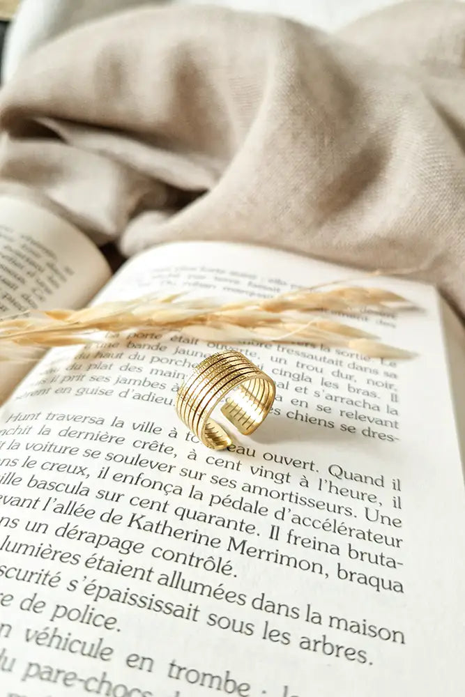 Bague large femme dorée multi rangs effet martelé en acier inoxydable